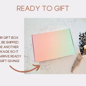 Puede incluir: Una caja de regalo de color rosa pastel, naranja y verde con un ramo de flores secas envuelto en papel marr&oacute;n. El texto "READY TO GIFT" est&aacute; encima de la imagen. El texto "YOUR GIFT BOX WILL BE SHIPPED INSIDE ANOTHER PACKAGE SO IT WILL ARRIVE READY FOR GIFT GIVING!" est&aacute; a la izquierda de la imagen. El texto "Fill as You Please" est&aacute; debajo de la imagen.