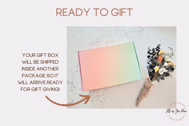 Puede incluir: Una caja de regalo de color rosa pastel, naranja y verde con un ramo de flores secas envuelto en papel marr&oacute;n. El texto "READY TO GIFT" est&aacute; encima de la imagen. El texto "YOUR GIFT BOX WILL BE SHIPPED INSIDE ANOTHER PACKAGE SO IT WILL ARRIVE READY FOR GIFT GIVING!" est&aacute; a la izquierda de la imagen. El texto "Fill as You Please" est&aacute; debajo de la imagen.