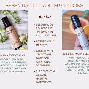 Puede incluir: Dos botellas de rodillo de aceite esencial con etiquetas que dicen "Relaxed Mama" y "Uplifted Mama". Las botellas est&aacute;n fotografiadas sobre un fondo blanco con flores y una superficie de madera con c&iacute;tricos.