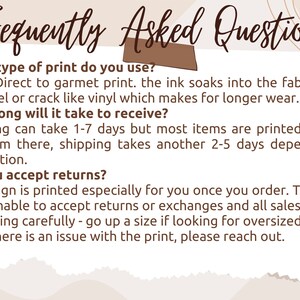 Puede incluir: Gr&aacute;fico color crema con el t&iacute;tulo "Frequently Asked Questions" en fuente manuscrita. El texto responde preguntas sobre el tipo de impresi&oacute;n, el tiempo de procesamiento y las devoluciones. La esquina inferior derecha tiene un logotipo que dice "Jill as You Pour Designs."