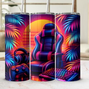 Puede incluir: Tres vasos de acero inoxidable con un diseño vibrante con temática de juegos. El diseño presenta una silla de juego, auriculares, un controlador y un teclado sobre un fondo de puesta de sol de neón y hojas tropicales. Los vasos tienen una pajita.