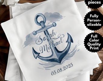 Puede incluir: Un juego de 50 servilletas de papel blancas con un diseño de ancla azul en acuarela. El ancla está rodeada de una acuarela azul claro. El texto "Sarah & Michael" está escrito en cursiva sobre el ancla. La fecha "05.08.2025" está impresa debajo del ancla.