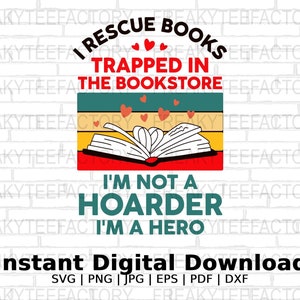 Puede incluir: Un gráfico de estilo retro con el texto "I rescue books trapped in the bookstore I'm not a hoarder I'm a hero" con una pila de libros y corazones en el fondo. El texto está en un esquema de color turquesa, amarillo y rojo. El gráfico está sobre un fondo de ladrillo blanco. Descarga digital instantánea SVG | PNG | JPG | EPS | PDF | DXF