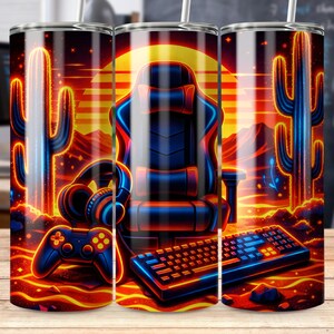 Puede incluir: Un vaso de 590 ml con un diseño de juego de estilo neón. La obra de arte presenta una silla de juego, un teclado, un controlador y auriculares sobre un paisaje desértico con cactus y un sol poniente. La paleta de colores incluye tonos de rojo, naranja, azul y negro.