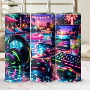 Puede incluir: Juego de tres vasos de acero inoxidable con un diseño de neón. La imagen muestra una configuración de juego junto a una piscina al atardecer, con auriculares, un controlador, un portátil y un teclado. El diseño incluye un flotador rosa y un cóctel.