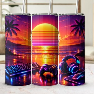 Puede incluir: Tres vasos de acero inoxidable con un diseño vibrante de puesta de sol con accesorios de juego. El diseño incluye un teclado, un mando, auriculares y un ratón. El fondo muestra una escena de playa con palmeras y un cielo colorido.