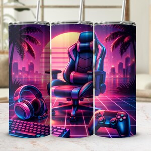 Puede incluir: Un vaso con un diseño de juego de neón. La imagen muestra una silla de juego, un teclado, auriculares y un controlador contra un paisaje urbano. La paleta de colores está dominada por tonos de rosa, morado y azul, evocando el tema de los videojuegos.