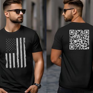 Puede incluir: Una camiseta negra con un diseño de bandera americana blanca desgastada en la parte delantera y un código QR blanco en la parte trasera.