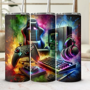 Puede incluir: Un diseño abstracto y colorido en un vaso de acero inoxidable que presenta una silla de juego, una consola de juegos, unos auriculares y un teclado. El diseño recuerda la configuración de un jugador.