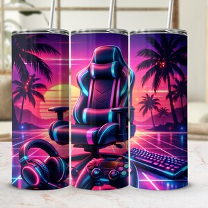 Puede incluir: Un juego de tres vasos de acero inoxidable con un diseño de juego retro vibrante. El diseño presenta una silla de juego, auriculares, un controlador y un teclado sobre un fondo de puesta de sol tropical con luces de neón. La paleta de colores incluye tonos de rosa, morado y azul.