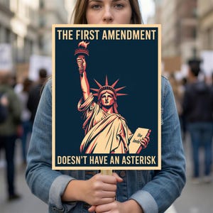 Könnte beinhalten: Ein rechteckiges Protestschild mit dunkelblauem Hintergrund und einer stilisierten Illustration der Freiheitsstatue in Creme und Rot. Der Text lautet THE FIRST AMENDMENT oben und DOESN'T HAVE AN ASTERISK unten in cremefarbener Schrift.