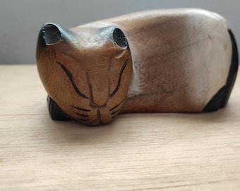 Schlafende polychrome Holzkatzenfigur, von Hand gefertigt und mit Reliefs bemalt. Holzornament
