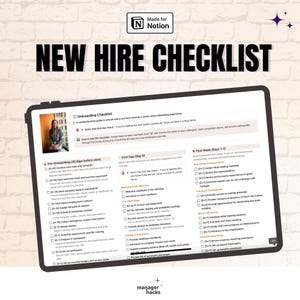 Può includere: Un tablet digitale mostra una "Lista di controllo per le nuove assunzioni" di Notion. La lista include sezioni per il pre-onboarding, il primo giorno e la prima settimana. Il tablet è su uno sfondo di muro di mattoni.
