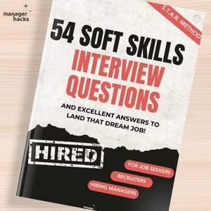 Può includere: Una copertina di libro nera e rossa con il titolo "54 Soft Skills Interview Questions" e il sottotitolo "And Excellent Answers to Land That Dream Job!" Il metodo S.T.A.R. è menzionato nell'angolo in alto a destra. La copertina del libro include anche la parola "HIRED" in un riquadro rosso.