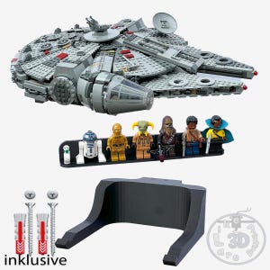 Puede incluir: Un set Lego Millennium Falcon gris con un soporte y seis minifiguras. Las minifiguras incluyen Chewbacca, un alienígena verde, un alienígena marrón, un alienígena negro, un droide blanco y un alienígena amarillo. El soporte es negro y tiene el texto "inklusive".