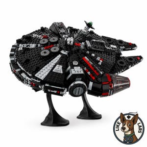 Könnte beinhalten: Ein aus schwarzen, weißen und roten Bausteinen gefertigtes Modell eines kreisförmigen Raumschiffs mit Cockpit, das auf einem schwarzen Ständer montiert ist. Das Modell zeigt komplexe Oberflächendetails wie Lüftungsschlitze und einen Geschützturm.