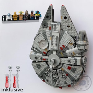 Könnte beinhalten: Ein graues und weißes Lego Millennium Falcon Modell mit roten Akzenten. Das Modell ist gebaut und bereit zur Präsentation. Das Modell steht auf einem weißen Hintergrund.