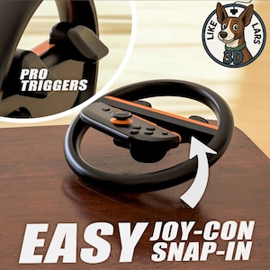 Può includere: Volante di gioco nero e arancione con testo "Pro Triggers" e "Easy Joy-Con Snap-In". Il volante ha un design circolare con un controller al centro. Un logo di cane dei cartoni animati si trova nell'angolo in alto a destra.