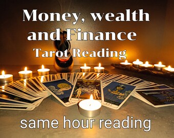 Könnte beinhalten: Tarotkarten, die auf einem Tisch ausgelegt sind, mit brennenden Kerzen drumherum. Der Text "Money, wealth and Finance Tarot Reading same hour reading" ist auf dem Bild zu sehen.
