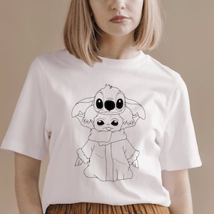 Puede incluir: Camiseta blanca con un dibujo de línea negra de Stitch de Lilo & Stitch encima de Baby Yoda de Star Wars.