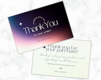 Puede incluir: Dos tarjetas de agradecimiento con un fondo degradado. La primera tarjeta tiene un degradado de azul oscuro a rosa con el texto "Handmade with love, Thank You for your order!" y la dirección del sitio web "reallygreatsite.com". La segunda tarjeta tiene un fondo verde claro con el texto "Thank you for your purchase! Thank you for your purchase and supporting small business. Please take 10% off your next order with code: 123 @reallygreatsite"