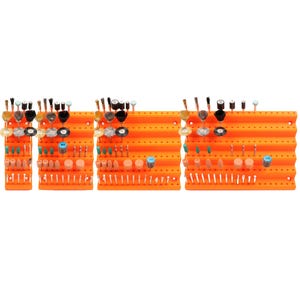 Puede incluir: Un organizador de herramientas naranja con múltiples filas de agujeros, que contiene varias brocas para herramientas rotativas. Las brocas tienen diferentes formas y tamaños, incluyendo cabezas cilíndricas, cónicas y en forma de cepillo. El organizador está diseñado para organizar herramientas.