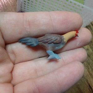1 Miniature Dollhouse Golden Duckwing Hen Game Chicken Figurine 1:12 scale Feeding Position