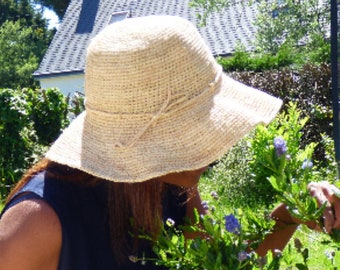 Sun hat in crochet raffia, flexible but resistant foldable straw hat in natural fiber, handmade in Madagascar