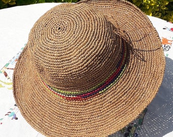 Chapeau de soleil en raphia crochet 9 cm de bord, chapeau de paille pliable souple mais résistant en fibre naturelle fait main à Madagascar