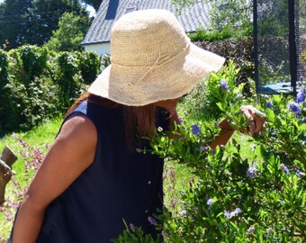 Chapeau de soleil en raphia crochet 9cm du bord, chapeau de paille pliable souple mais résistant en fibre naturelle fait main à Madagascar