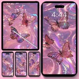 Puede incluir: Un conjunto de cinco fondos de pantalla para teléfono con un fondo iridiscente rosa y morado con mariposas brillantes. Los fondos de pantalla incluyen la hora 4:44 y la fecha viernes 5 de enero.