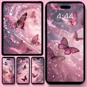 Può includere: Un set di cinque sfondi per telefono con uno sfondo scintillante rosa e bianco con farfalle rosa. Gli sfondi mostrano diverse angolazioni delle farfalle e l'ora visualizzata sugli schermi dei telefoni è 4:44 e 11:11.