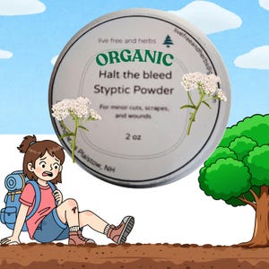 Peut inclure: Un récipient rond argenté de "ORGANIC Halt the bleed Styptic Powder" avec du texte et une branche de fleurs blanches. Le produit est pour les coupures, égratignures et blessures mineures, et fait 57g. Une randonneuse de dessin animé est assise par terre avec un genou écorché.