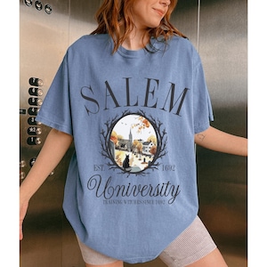 Salem Massachusetts Shirt University Est.1692 Trendy Halloween T-shirt Witches Vintage Spooky Season Retro Fall Girls Trip Black Cat Tee