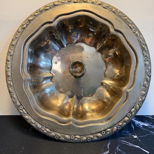 Cuenco para servir con placa de plata del Rey Eduardo: Mid Century International Silver Co.