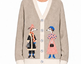 Beigefarbene Strickjacke mit Whippet-Hundemuster, V-Ausschnitt und elfenbeinfarbenem Besatz