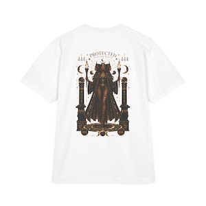 Könnte beinhalten: Ein weißes T-Shirt mit einer detaillierten Grafik auf der Rückseite. Das Design zeigt eine zentrale Figur mit zwei Fackeln, flankiert von zwei Säulen, mit Himmelssymbolen, dem Text "PROTECTED IN EVERY REALM" und der wiederholten Zahl "444".