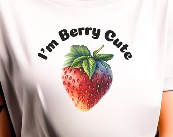 Op de afbeelding: Een wit T-shirt met een rode en blauwe aardbei-afbeelding en de tekst "I'm Berry Cute" in zwart.