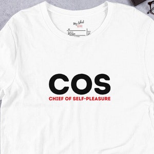 Puede incluir: Camiseta blanca con texto negro que dice "COS CHIEF OF SELF-PLEASURE".