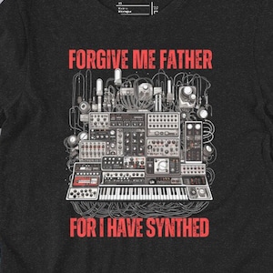 Puede incluir: Una camiseta gris oscuro jaspeada con un gráfico de un sintetizador y el texto "Forgive me father, for I have synhed".