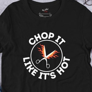 Chemise élégante de coiffeur de barbier : Chop It Like It's Hot Perfect Gift Idea, Idée cadeau d'esthéticienne, T-shirt de coiffeur, Funny Barber Shirt