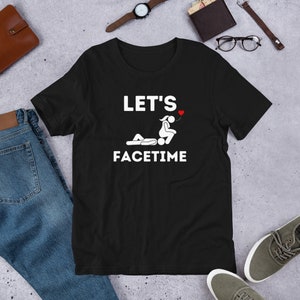 Puede incluir: Camiseta negra con texto blanco que dice "Let's Facetime" y una ilustración de figuras de palo que representan a una pareja.