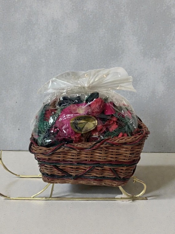 Vintage Wicker Sleigh, Gold Rudders, Evergreen Potpourri – Christmas Decoration