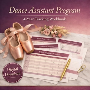 Könnte beinhalten: Ein Dance Assistant Program 4-Year Tracking Workbook als digitaler Download mit Ballettschuhen mit Satinbändern, einem kleinen Strauß rosa Rosen und einem goldenen Stift. Die Arbeitsblätter enthalten Abschnitte für Weekly Hours Log und Evaluation Summary.