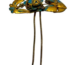 Spilla per capelli in ottone con piuma di martin pescatore della dinastia Qing, antica cinese con motivi floreali e farfalle.