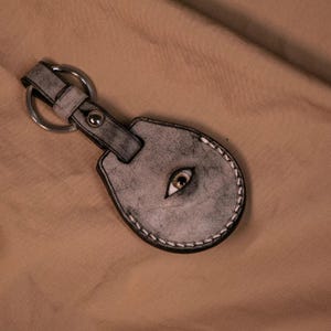 El cuero hecho a mano es adecuado para la funda Apple Airtag, la funda para llaves y el posicionamiento de la pulsera antipérdida.
