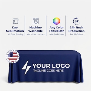 K&ouml;nnte beinhalten: Ein marineblaues Tischtuch mit wei&szlig;em Logo und Slogan. Das Bild zeigt Symbole f&uuml;r Sublimationsdruck, Maschinenwaschbarkeit und beliebige Farbauswahl. Es zeigt auch Symbole f&uuml;r "Made in USA" und "24h Eilproduktion".