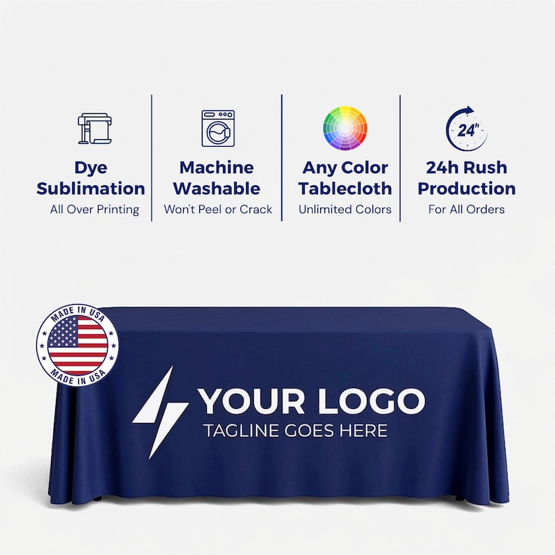 K&ouml;nnte beinhalten: Ein marineblaues Tischtuch mit wei&szlig;em Logo und Slogan. Das Bild zeigt Symbole f&uuml;r Sublimationsdruck, Maschinenwaschbarkeit und beliebige Farbauswahl. Es zeigt auch Symbole f&uuml;r "Made in USA" und "24h Eilproduktion".