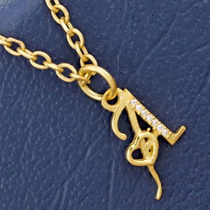 Collar con colgante de letras del alfabeto de la A a la Z en plata de ley 925 con circonitas. Colgante inicial de circonitas. Collar con letras de circonitas en oro y plata. Colgante con 26 letras del alfabeto.