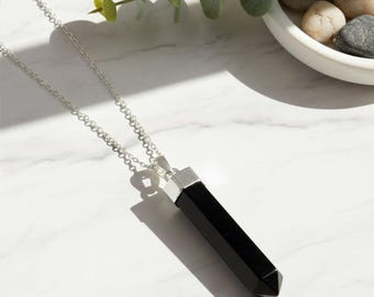 Colgante de punta de lápiz de piedra de ónix negro, joyería de cristal, colgante de punta, delicado colgante de ónix negro en plata esterlina, joyería hecha a mano minimalista